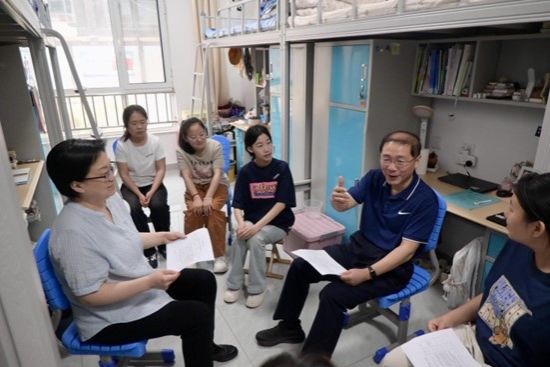 张崇广走访我集团学生宿舍